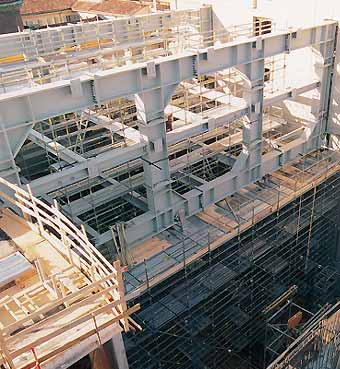 Due travi Vierendel di altezza 8 m e lunghezza 20 m, di peso 70 t cad. scavalcano il vano del palco laterale di servizio