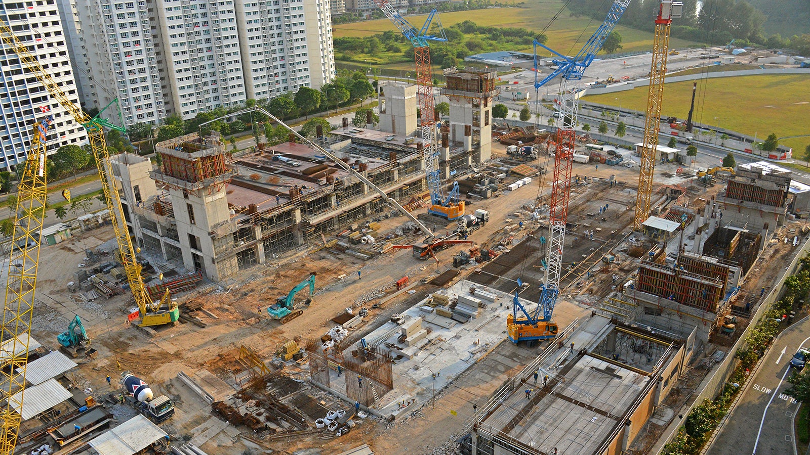 Yusof Ishak Secondary School is expected to relocate to Punggol in 2021. The jobsite is using PERI systems which include VARIO GT Column Formwork, VARIO GT Wall Formwork, CB240, PD 8 Shoring and PERI UP.