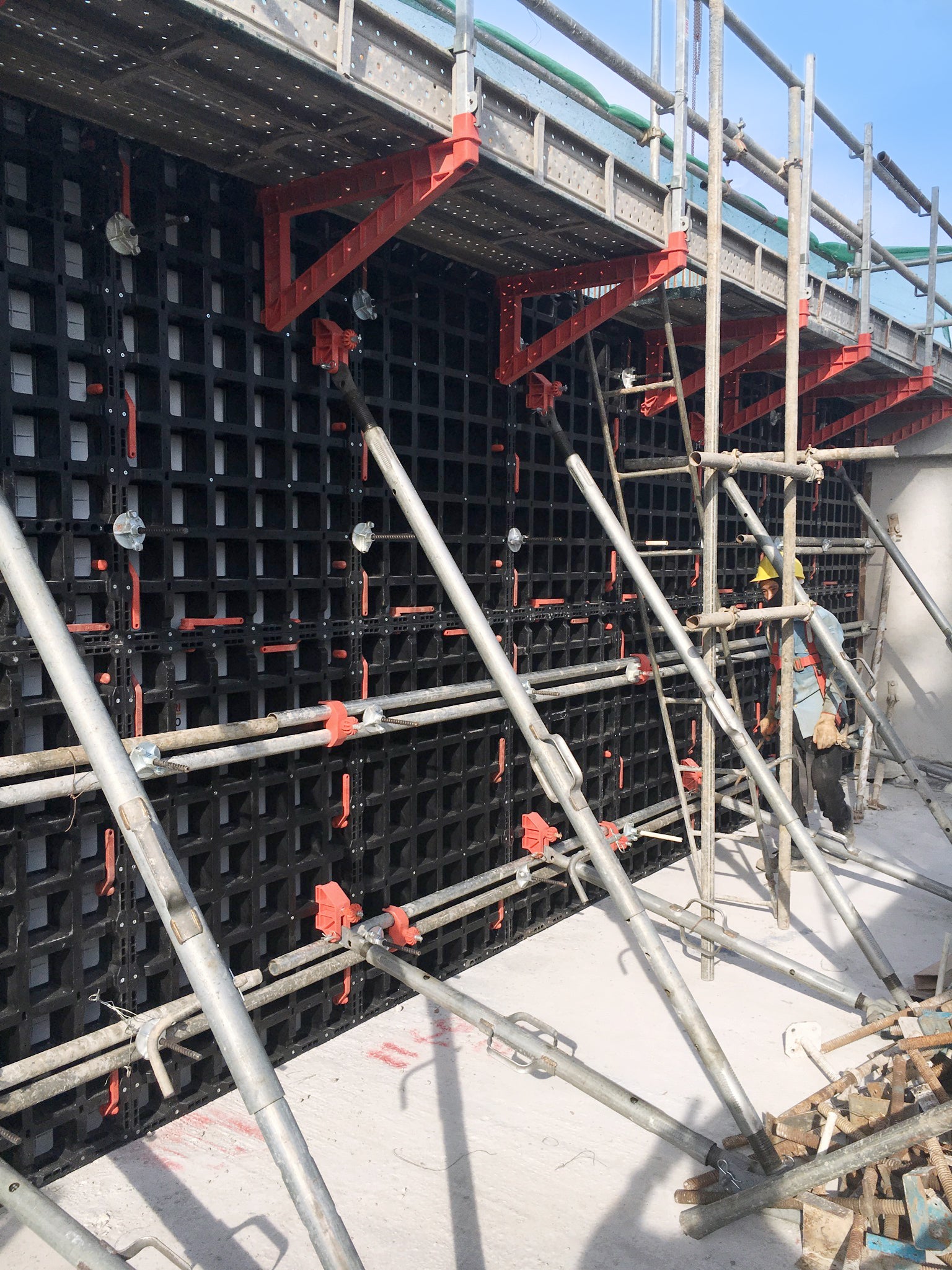 Concreting platforms can easily be installed by using the DUO bracket. The platforms ensure a safe and efficient pouring of any structure.