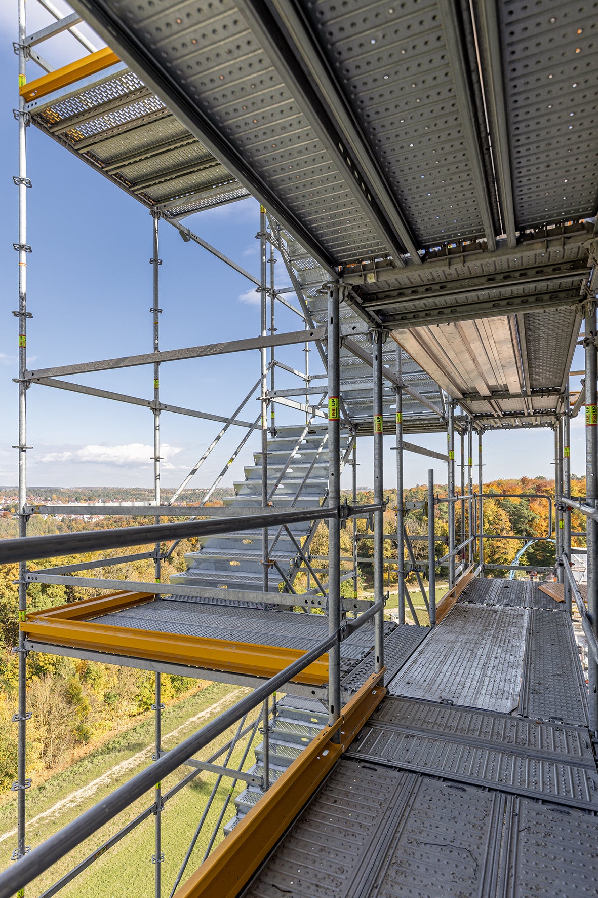 Ebene, geschlossene Gerüstflächen ohne Belagspalt und Stolperkanten sorgen für eine sichere Arbeitsumgebung.