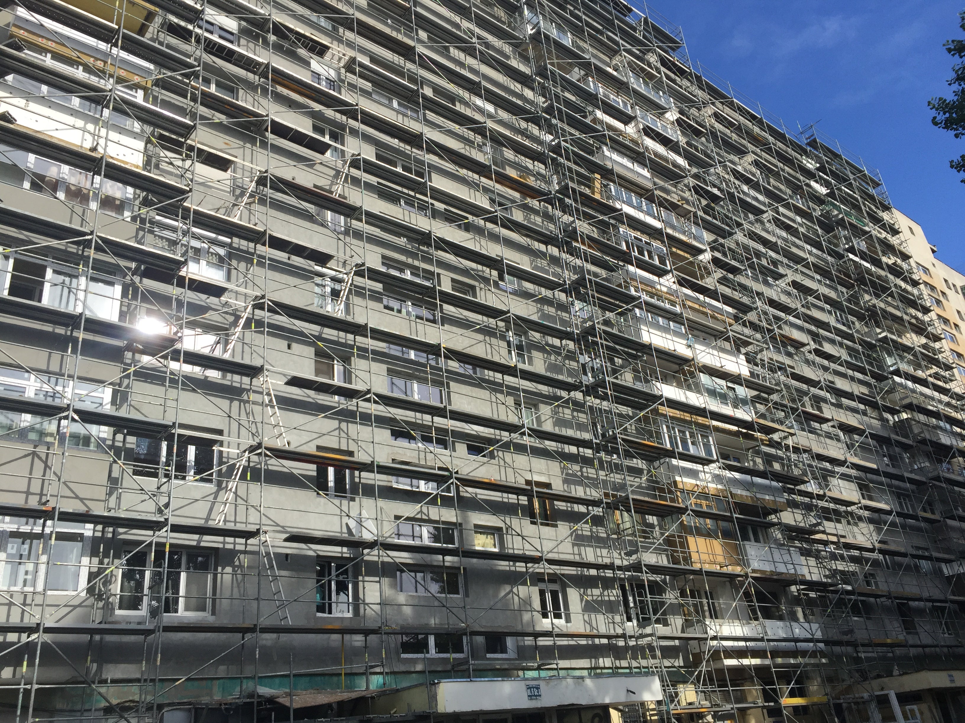 Schelă de fațadă PERI UP T72 pentru reabilitarea termică a blocului V10 - șos. M. Bravu, București