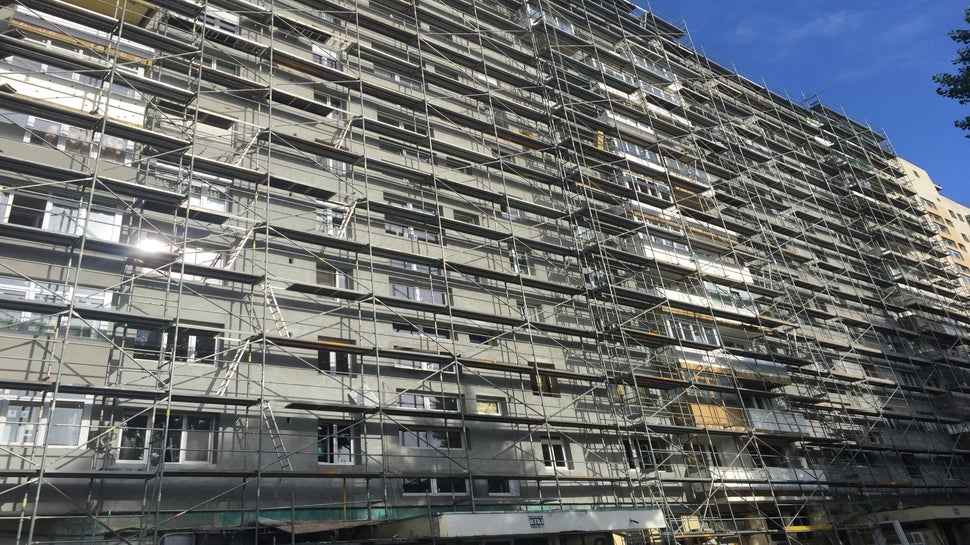 Schelă de fațadă PERI UP T72 pentru reabilitarea termică a blocului V10 - șos. M. Bravu, București