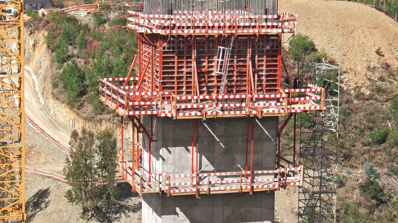 V3 (Rib.ª Pequena) - Consolas trepantes SKSF240 para pilares. Sistema de cofragem PERI TRIO. Torre de escadas PERI UP ROSETT.