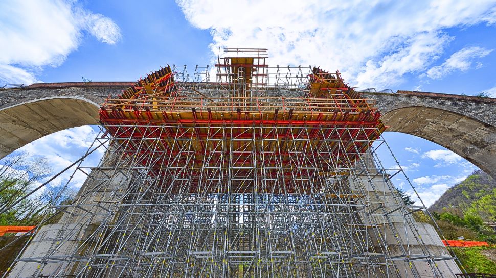 Il ripristino prevede l'applicazione di calcestruzzo e armatura metallica all’intradosso di ciascuno degli archi