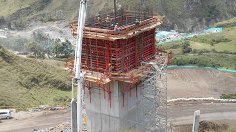 El versátil sistema de trepa CB-240 en conjunto con TRIO como encofrado dan forma a las pilas rectangulares.