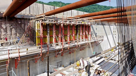 Die 15 m langen Betonierabschnitte werden im regelmäßigen Wochentakt hergestellt.