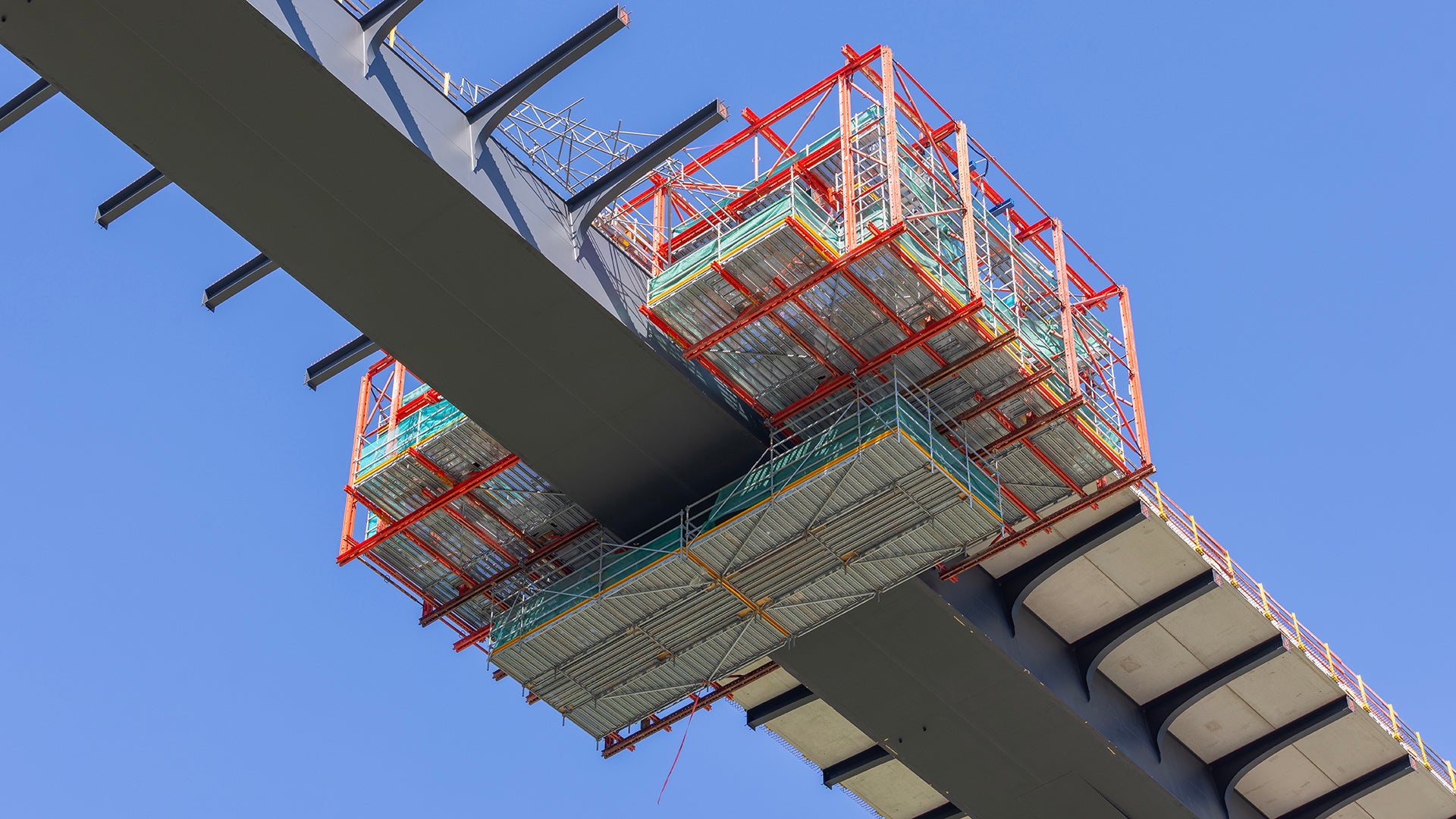 Der PERI Verlegewagen erlaubt das sichere Verlegen der Halbfertigteile in großer Höhe sowie das Ausführen notwendiger Nacharbeiten.<br/>