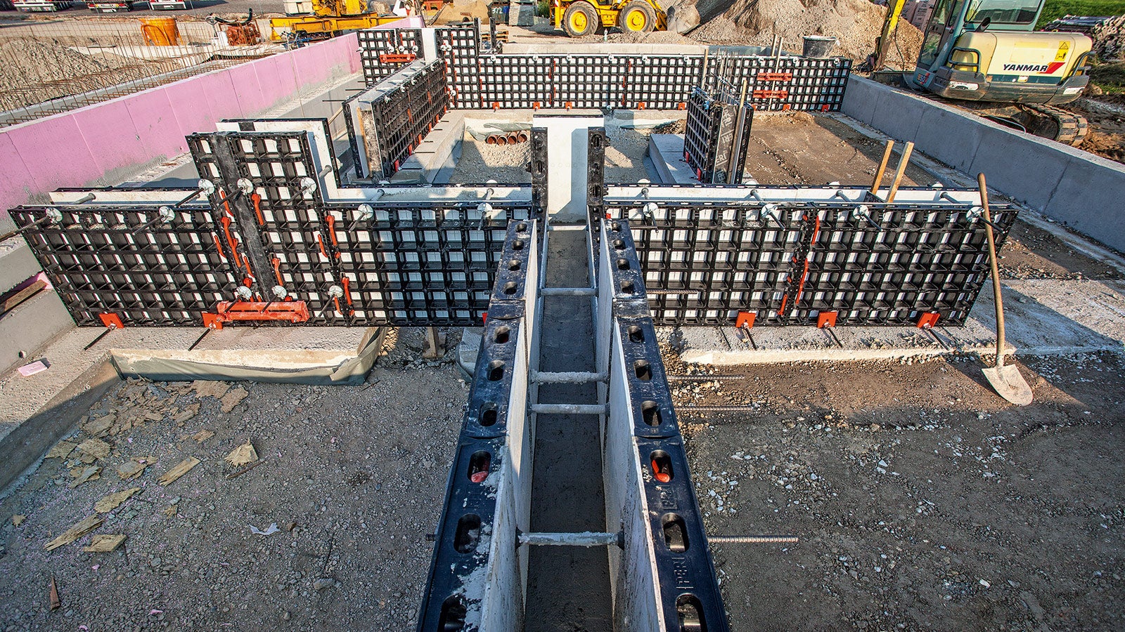 Herstellung der Streifenfundamente und Brüstungen