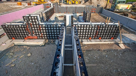 Herstellung der Streifenfundamente und Brüstungen