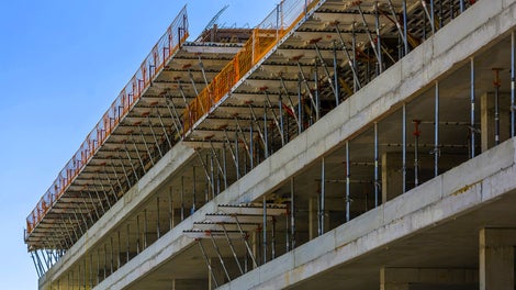 Gradnja armirano betonske međuspratne kontrukcije brzo je realizovana zahvaljujući SKYDECK panelnoj oplati.