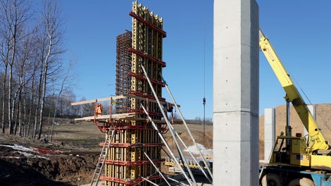 Bednicí forma nastavená pro vyšší takt pilíře.