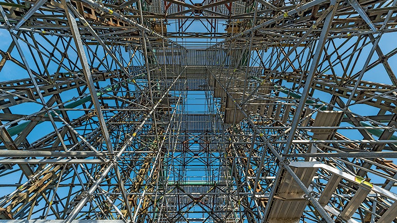 Pohled na plošinu v nejvyšším místě oblouku, doplněnou o výstupovou věž.