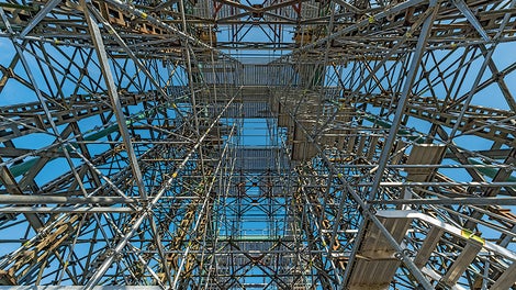 Pohled na plošinu v nejvyšším místě oblouku, doplněnou o výstupovou věž.