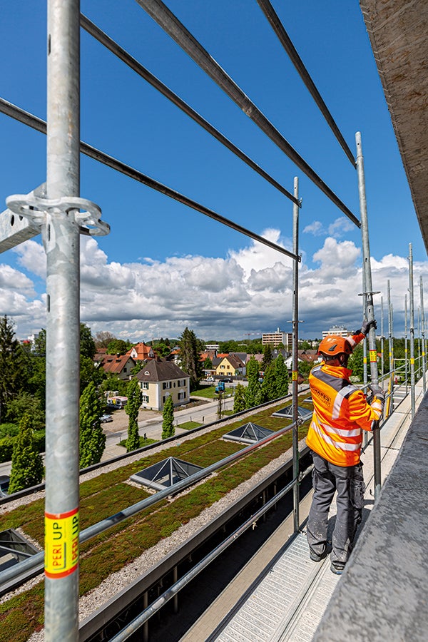 Auch das Innengeländer lässt sich bei PERI UP mit dem Easy Stiel von der unteren Gerüstlage aus nach oben schwenken. Der integrierte Gerüstknoten erlaubt zudem das einfache Anbringen von Konsolen.