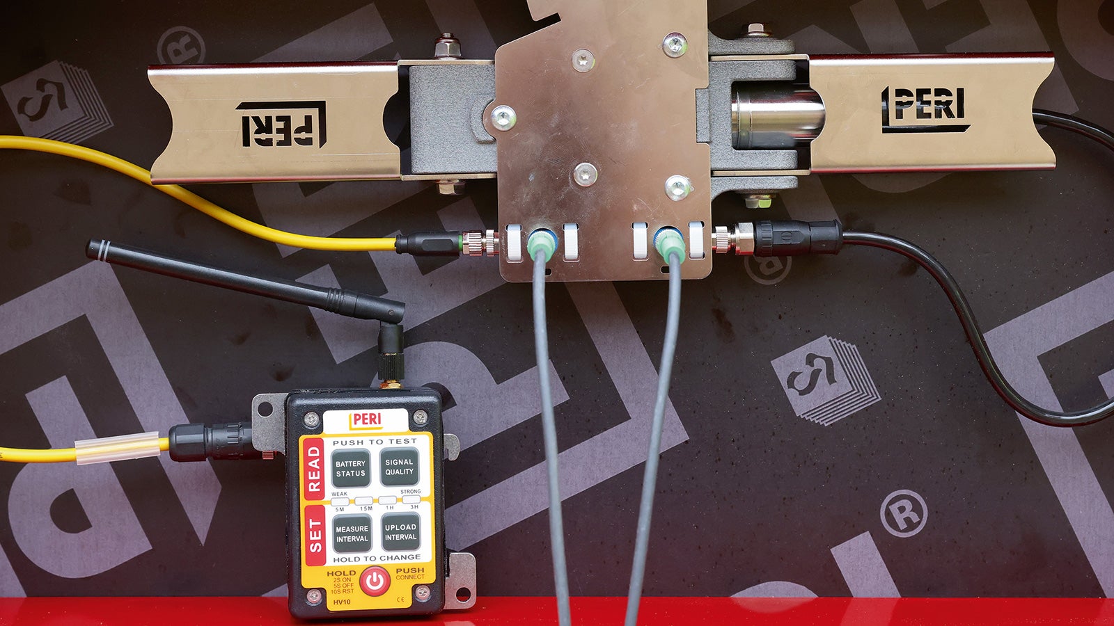 Mit PERI InSite Construction (ISC) stellt PERI ein Sensorportfolio vor, das gängige Schalungssysteme optimal ergänzt. Die Sensortechnologie setzt genau dort an, wo hochqualifizierte Arbeitskräfte und langjährige Betoniererfahrung knapp werden und unterstützt dabei, fundierte Entscheidungen über den Betoniervorgang zu treffen. 