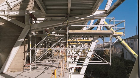 PERI UP ロゼット ユニットは最大3.00 mm のカンチレバーに対応しています。フレキシブルで安全な作業プラットフォームとしてお使いいただけます。