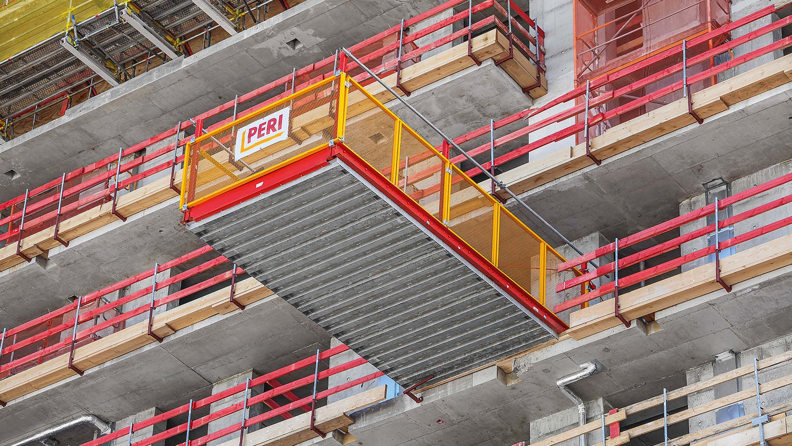 La plate-forme RCS MP avec platelage en acier pour le transfert de matériel est disponible en deux tailles en version standard. 