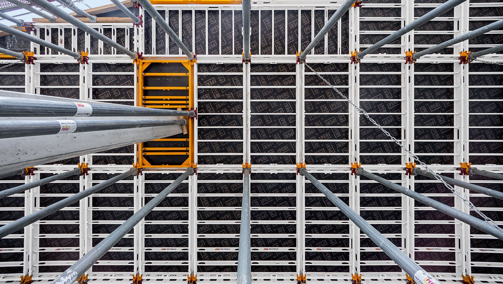 The use of the lowering head minimises the forming time and enables fast and partial early striking. The lowering head can be used in all directions and also for changing the direction of the panels.