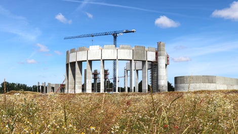 40 meter høj med en betonring på 90 meters diameter, som hviler på 24 betonpiller.
