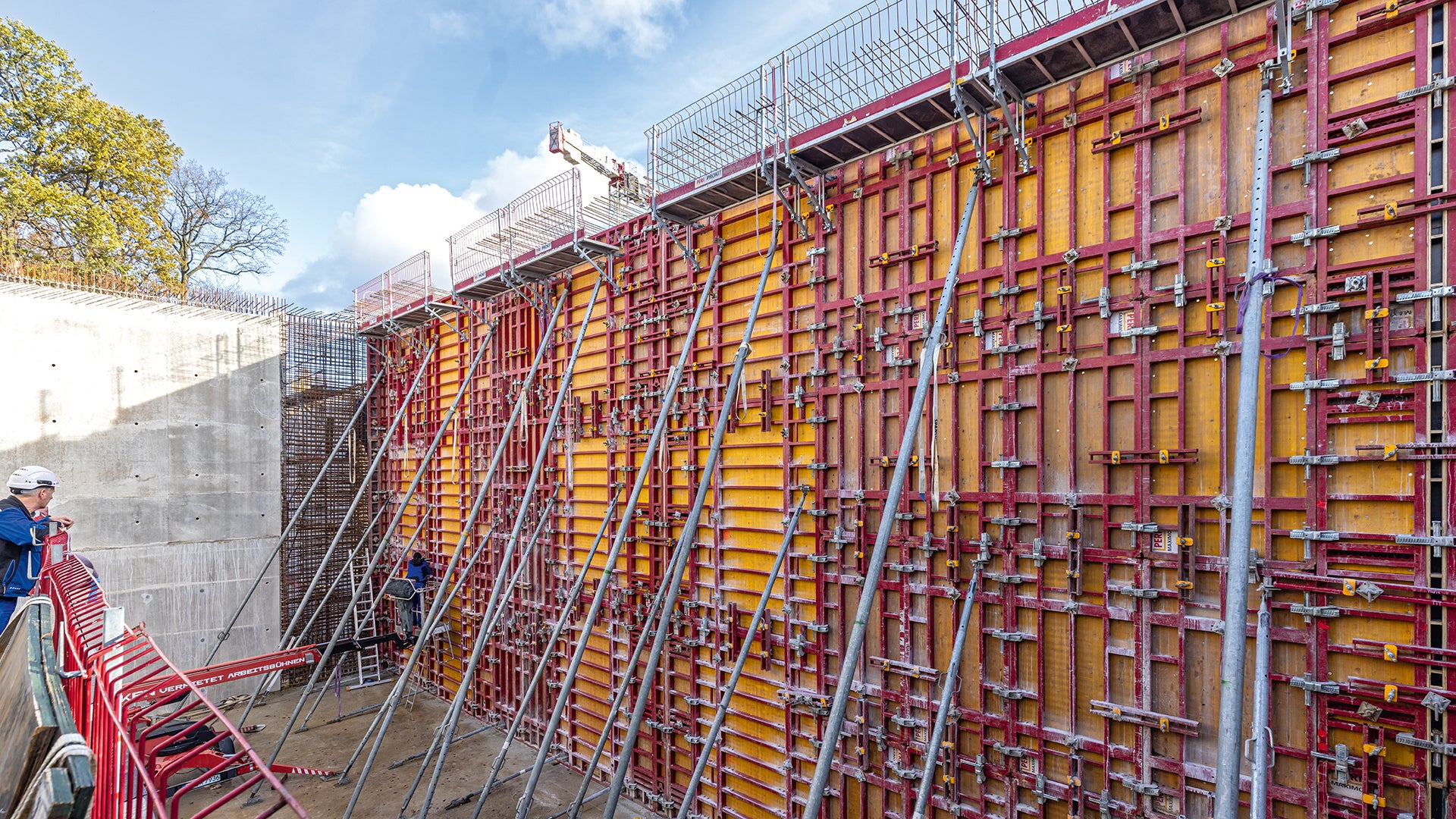 Bis zu 10 m hoch: MAXIMO Struktur konnte zusammen mit dem modularen MAXIMO Konsolensystem MXK die Wandschalungsarbeiten beschleunigen.