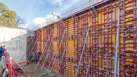 Bis zu 10 m hoch: MAXIMO Struktur konnte zusammen mit dem modularen MAXIMO Konsolensystem MXK die Wandschalungsarbeiten beschleunigen.