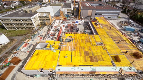 Die Baumaßnahmen am Radolfzeller Berufsschulzentrum finden um den bestehenden Altbau herum und bei laufendem Schulbetrieb statt. Fertigstellung und Inbetriebnahme des südöstlichen Gebäudes erfolgten im letzten Jahr, derzeit werden der Westtrakt und die Sporthalle errichtet.
