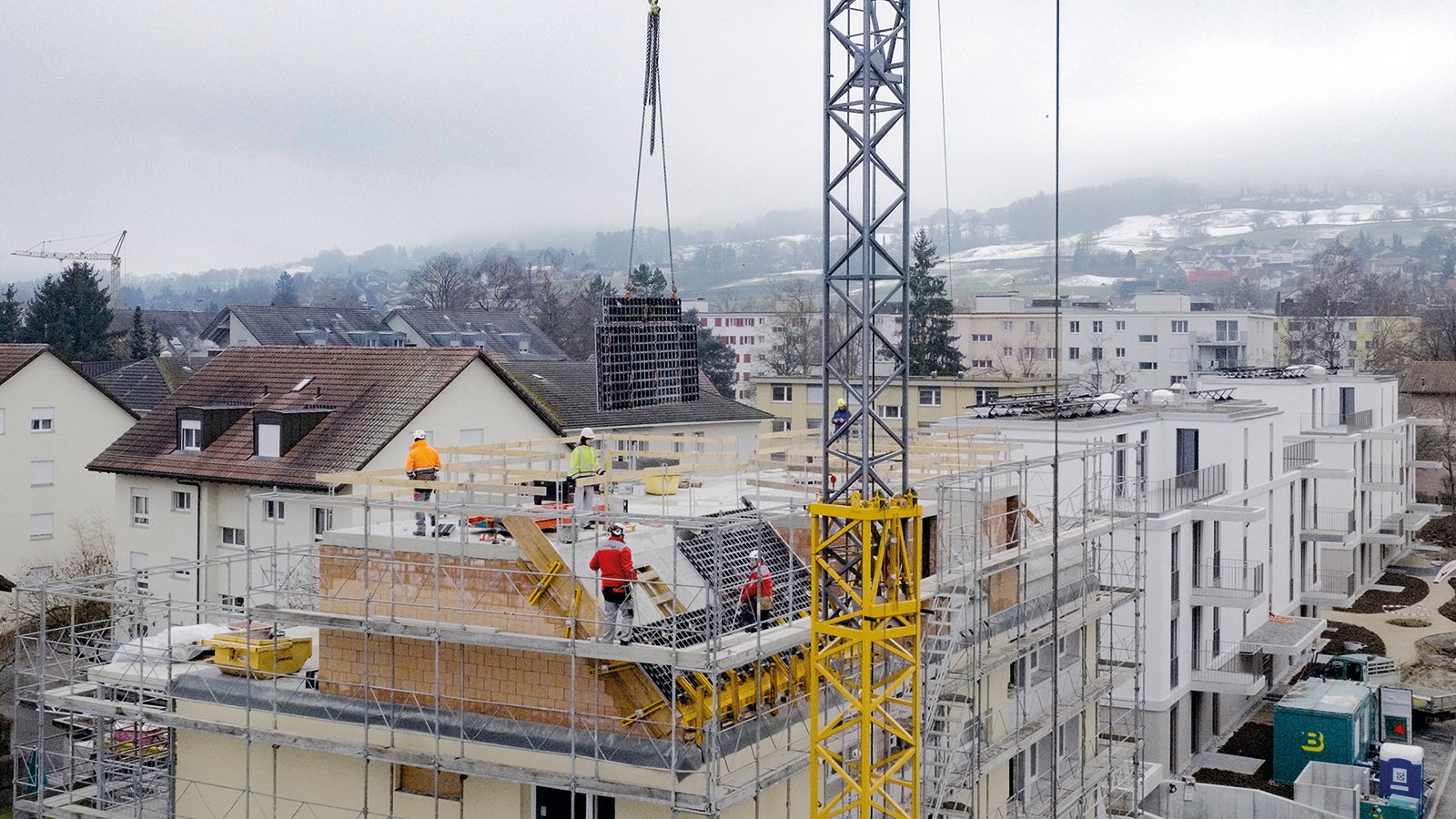 Beim Mehrfamilienhaus in Dietikon kam die DUO Universalschalung für die wirtschaftliche Umsetzung der Schalungsarbeiten im Bestand zum Einsatz.