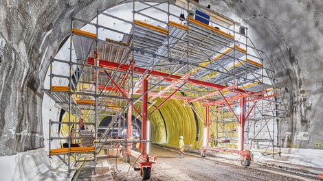 Před nasazením tunelového bednicího vozu byl použit pojízdný, 6 m dlouhý izolační vůz s gumovými pneumatickými koly a elektromotorem pro izolační práce. Následně byl použit armovací vozík přizpůsobený délce bloku 12 m, jehož princip je podobný izolačnímu vozíku.