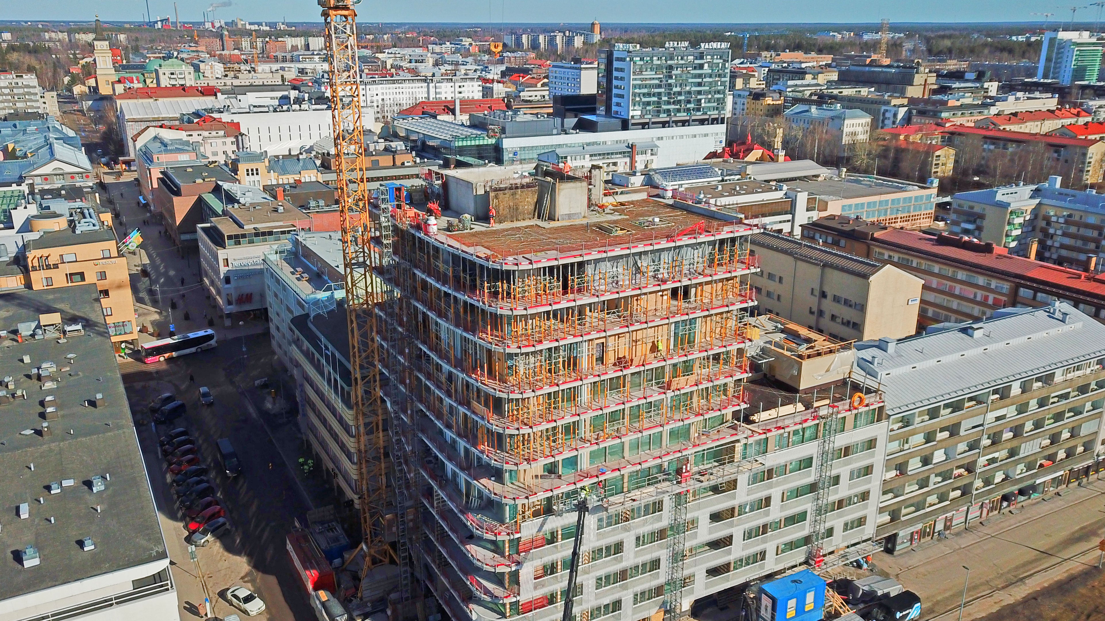 PERI tarjosi tähänkin projektiin optimaalisen ratkaisun sen kuhunkin vaiheeseen: MAXIMO-järjestelmä sekä lämmitettävä MXH-järjestelmä toimi seinien paikallavaluissa.