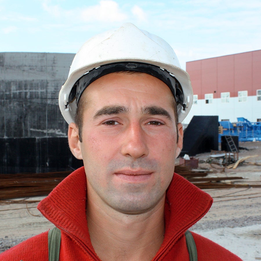 После первого перемещения опалубочной системы VARIO при помощи консольно-переставных лесов CB на следующую захватку нам стало ясно, что решение работать с PERI было единственно верным. Качество бетонирования и затрачиваемое время приятно удивили нас. В течение всего проекта компания PERI обеспечивала грамотное техническое сопровождение, что немаловажно при работе на сложных строительных объектах.