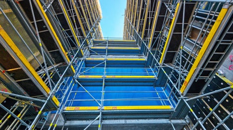 Montaż rusztowania PERI UP Easy przebiega szybko i bezpiecznie, gdyż w standardowej konfiguracji złącza praktycznie nie są wymagane. Fot. Wojciech Dziedzic