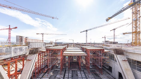 通过减少材料损耗、避免重复订购和提高材料管理效率来提高项目经济性。