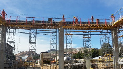 La solución para el soporte de vigas perimetrales, permitíaa al cliente ser mas eficiente en tiempos de armados y al operario le ofrecía un trabajo seguro en altura. 