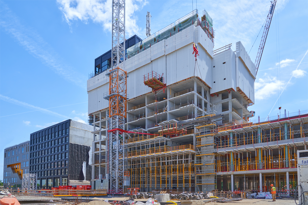 Het RCS-P veiligheidswindscherm verplaatst mee met de werkhoogte. Het uitsteekplatform geeft de mogelijkheid om materieel verticaal te transporteren.