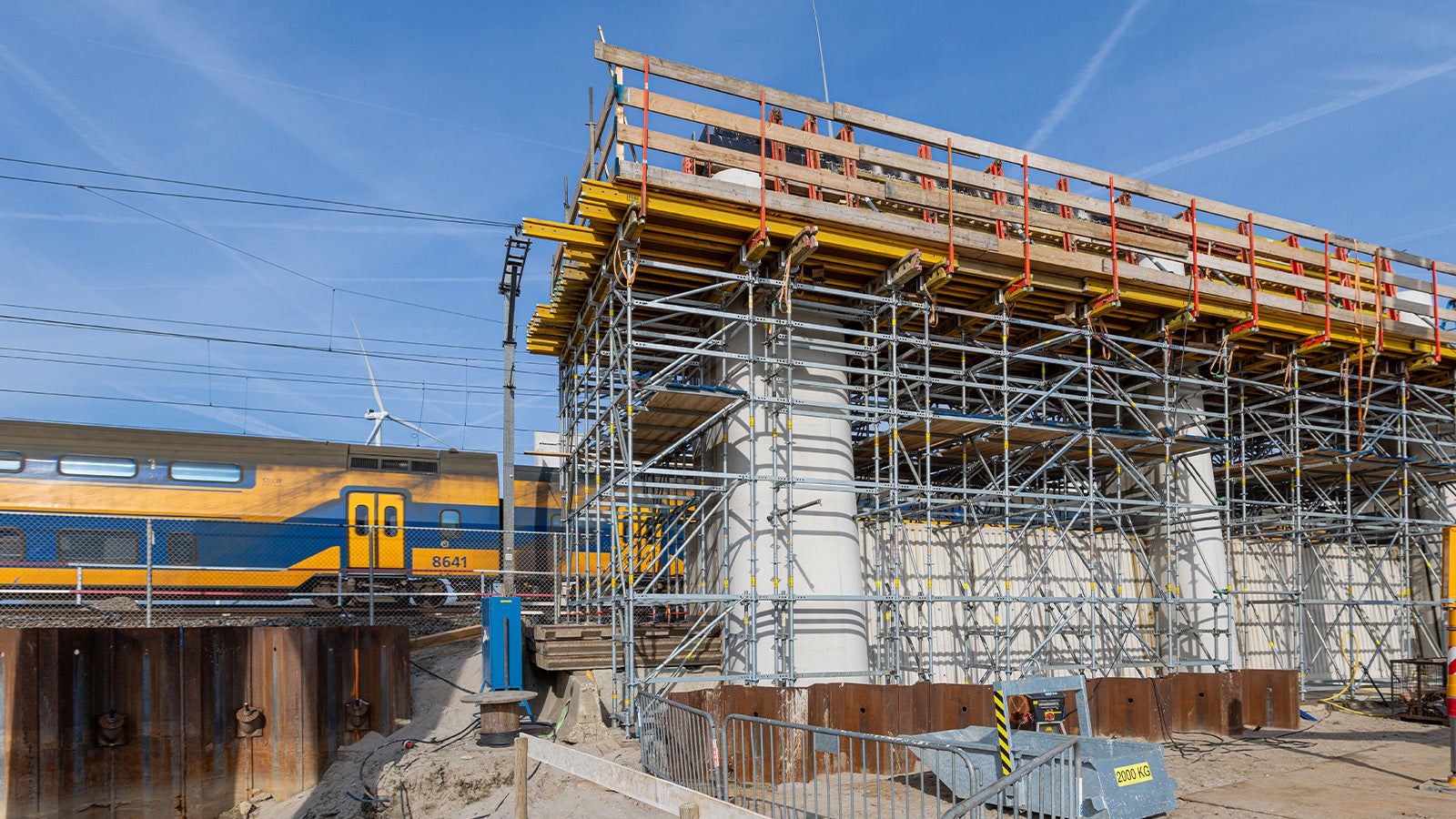 Bij diverse onderdelen binnen project Zuidwestboog Meteren is het PERI UP steigersysteem toegepast, als ondersteuningssteiger, vlechtsteiger, trappentoren of als werkplatform rondom de pyloon.