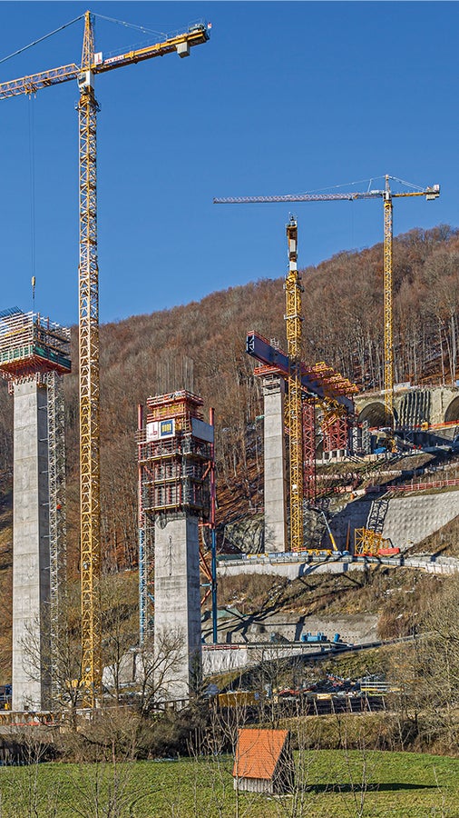 Die schlanken Stahlbetonschäfte wuchsen Takt für Takt mithilfe der schienengeführten PERI RCS Kletterschalung nach oben.