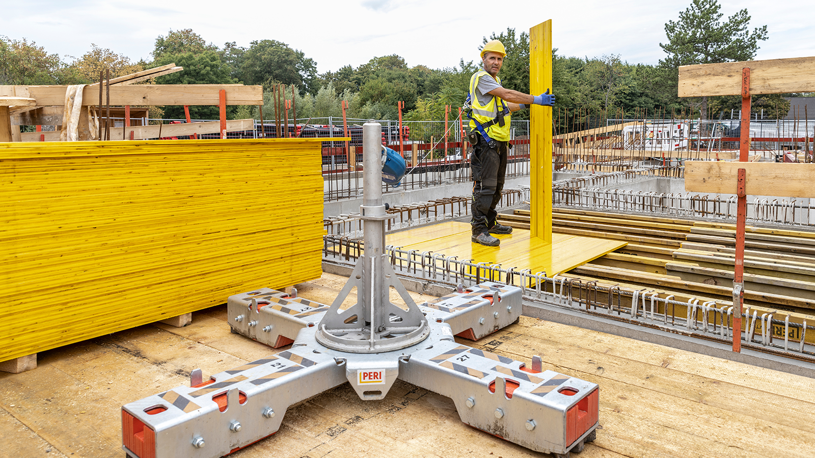 Beim Einsatz mit gängigen Deckenschalungen und auf der betonierten Decke erleichtert der SKYANKER Universal das Schalen von oben.