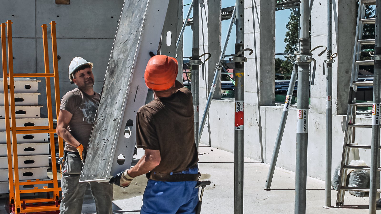 The lightweight and large-area panels ensure effort-saving and ergonomic working. All panels weigh less than 32 kg.