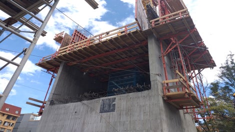 Núcleos encofrados con el versátil encofrado TRIO y trepados con trepa CB-240 externamente y trepa BR internamente, de la cual se descolgaba la escalera de acceso que iba aumentando su altura en la medida en que se iba realizando cada vaciado. 