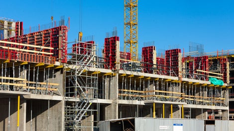 Отверстия под тяжи опалубки TRIO MR и классической TRIO находятся на одном уровне, поэтому щиты даже разных высот можно устанавливать друг напротив друга. Системы можно также комбинировать в продольном направлении, соединяя их замками.