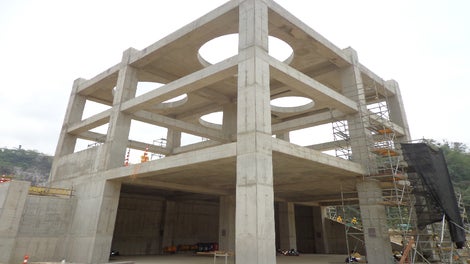 En el edificio de tolvas se puede apreciar la calidad de concreto a la vista obtenido después de usar el sistema LIWA como encofrado de columnas y lateral de vigas y la correcta elección de un Plywood calidad PERI.