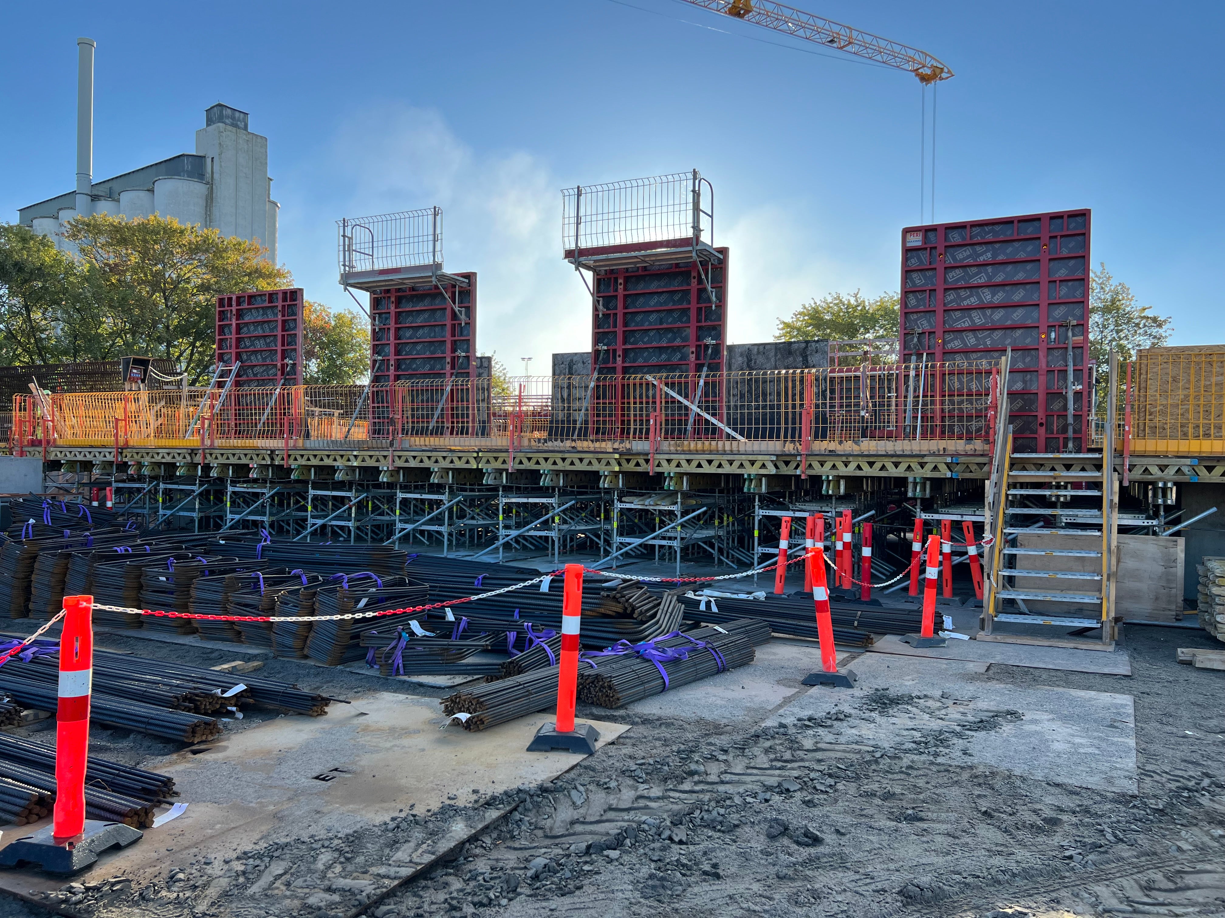 Brosektioner understøttes med PERI UP Flex tårne under støbning.