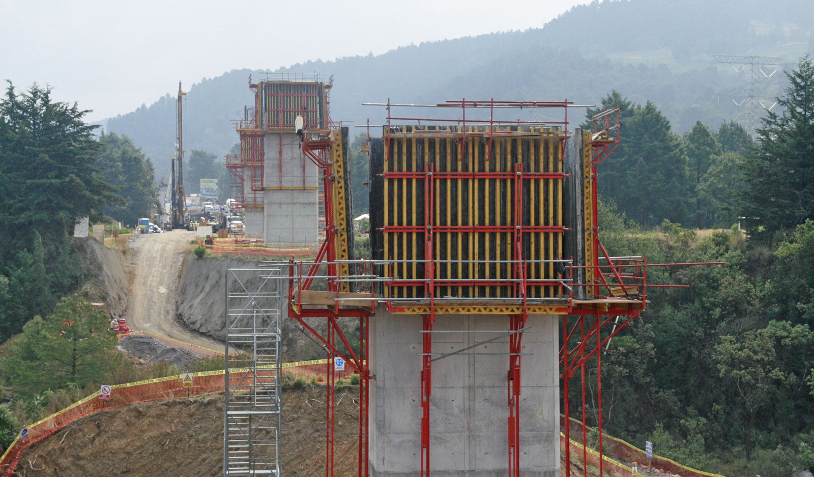 Las pilas son huecas, por lo que el uso de la plataforma BR al interior es de gran utilidad para los trabajadores ya que pueden realizar diversas actividades en completa seguridad. 