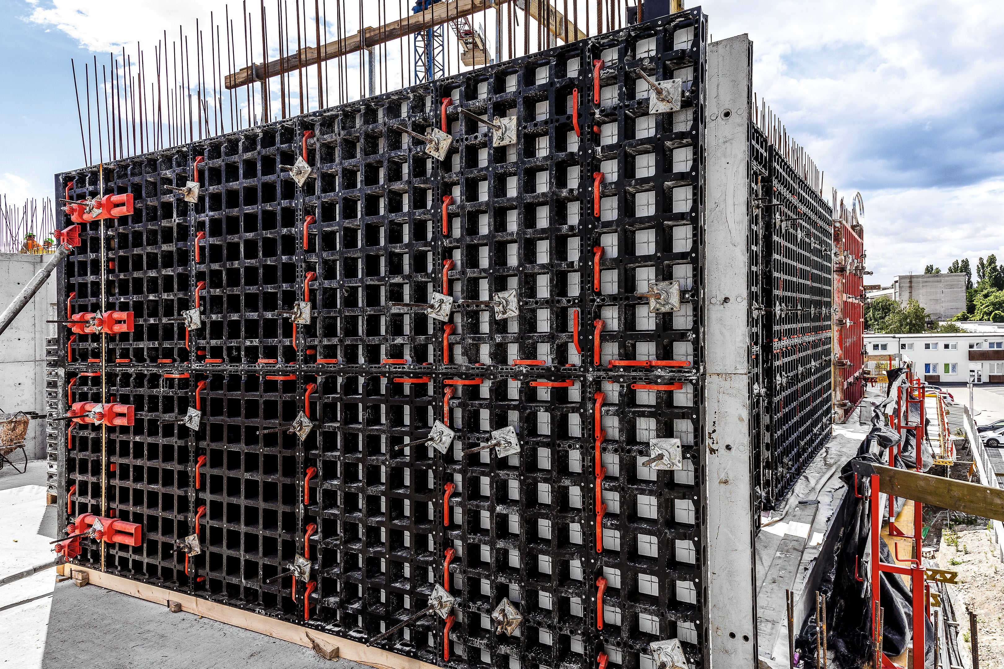 Na projekte bolo nasadené nové ľahké debnenenie DUO, ktoré znižuje náklady na skladovanie, jeho nasadenie je rýchlejšie a efektívnejšie.