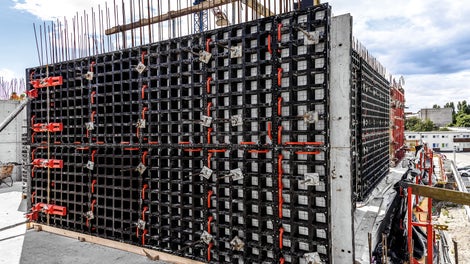 Na projekte bolo nasadené nové ľahké debnenenie DUO, ktoré znižuje náklady na skladovanie, jeho nasadenie je rýchlejšie a efektívnejšie.