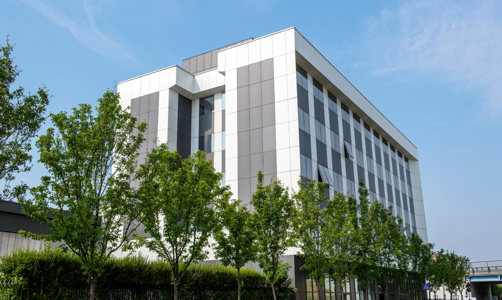 La sede della filiale italiana di PERI si trova ad Agrate Brianza, vicino a Milano.