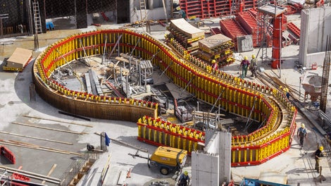 Einsatzfertig angelieferte 3D Schalungskörper waren wichtiger Bestandteil des PERI Schalungskonzepts, um die anspruchsvolle Gebäudegeometrie mit dreidimensional verwundenen Brüstungen in der geforderten Betonqualität herstellen zu können.