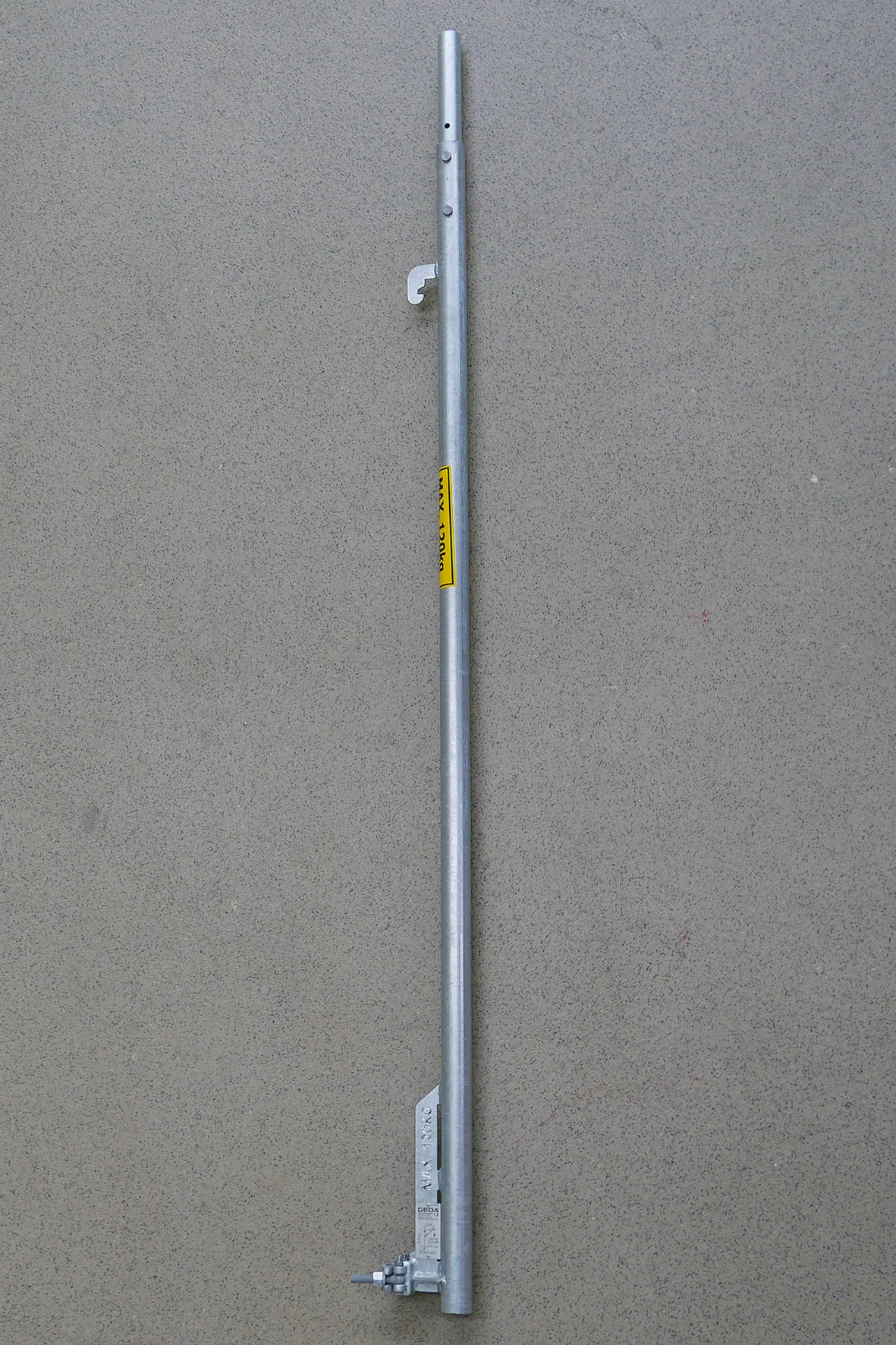 Schwenkarmhalter für PERI UP: Vereinfachtes Handling im Vergleich zu klassischen Universalhalterungen, da nur eine Kupplung nötig.<br/>