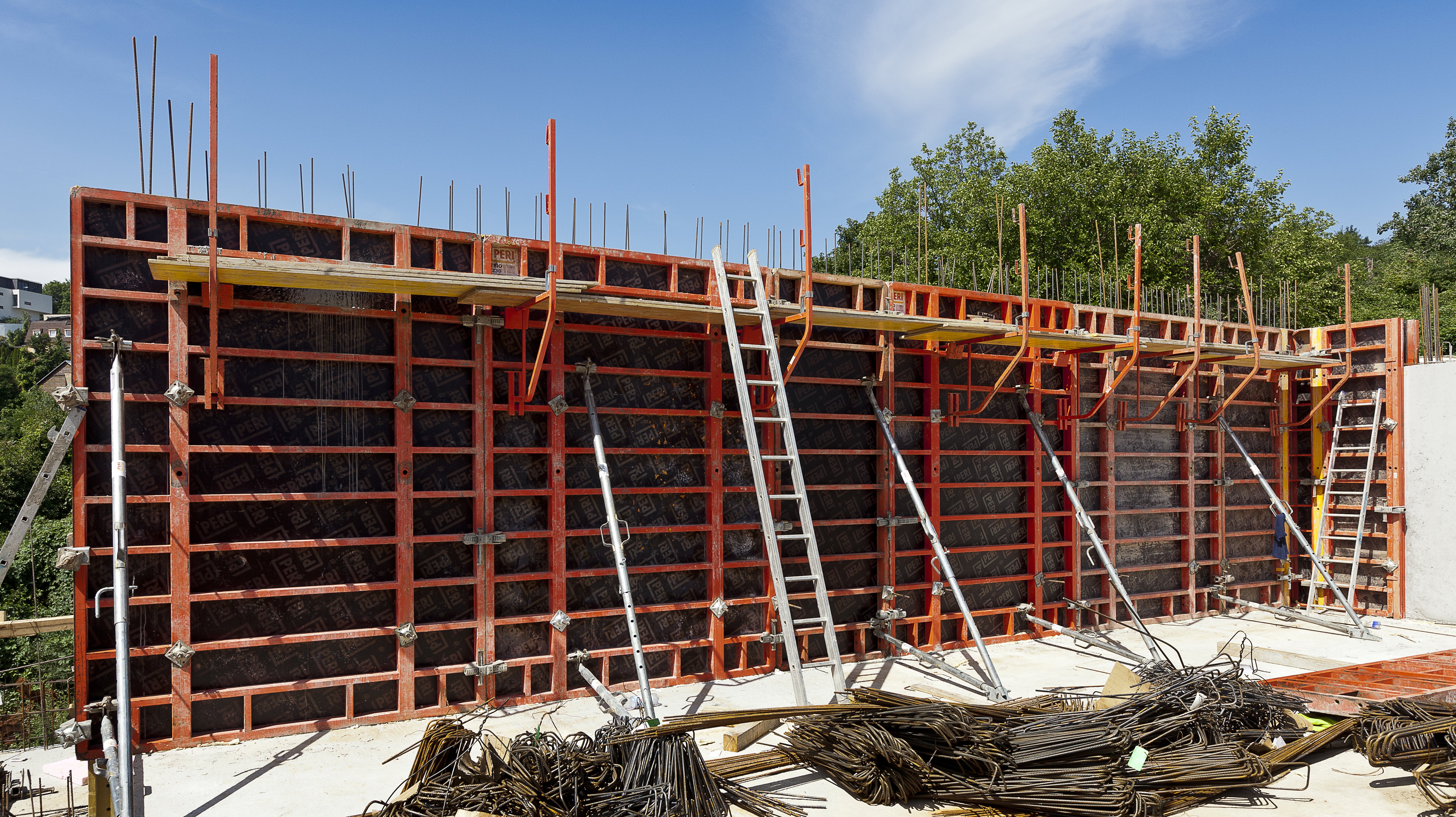 Spoločnosť PERI prispela k napredovaniu projektu stavby okrem iného aj dodaním debnenia TRIO. 