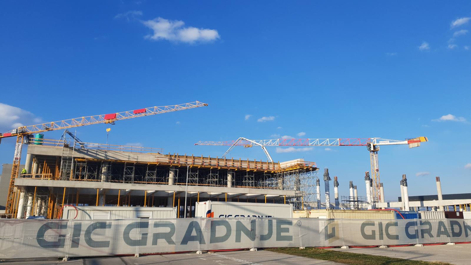 Izvedba greda i armiranobetonske ploče prve etaže novog terminala.